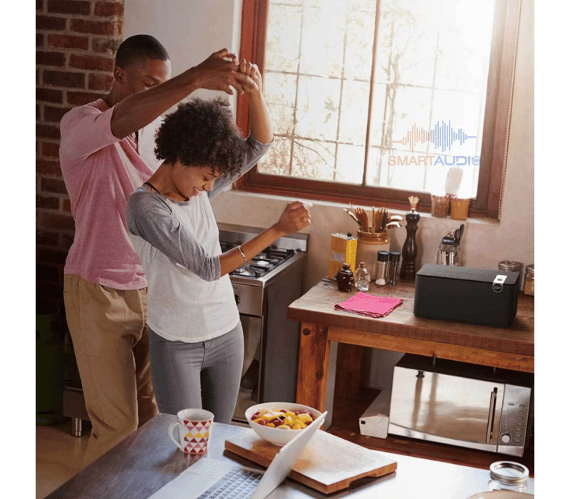 Loa Klipsch The Three Plus cùng người thân