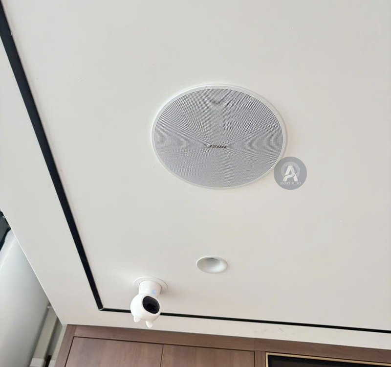 Mặt loa âm trần và các thiết bị lân cận trên trần căn hộ Quận 7