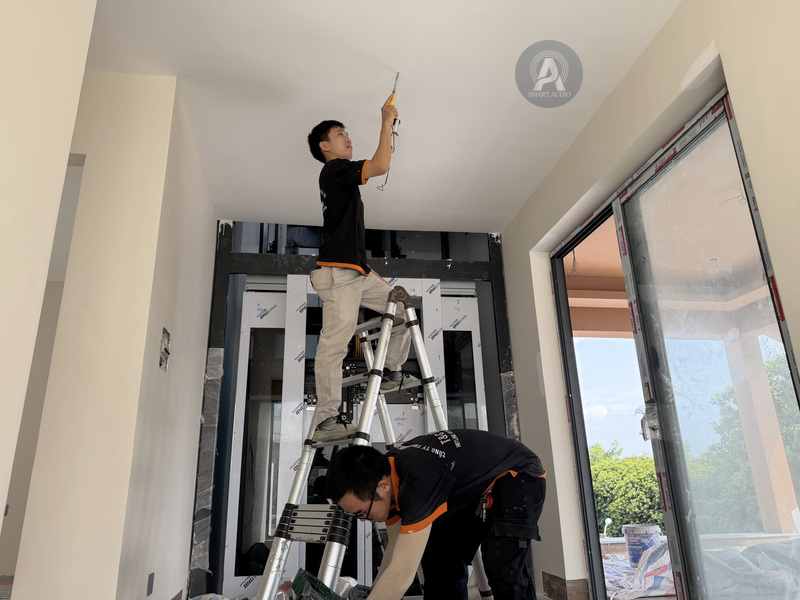 Kỹ thuật viên kiểm tra vị trí trên trần tại công trình Bình Lợi