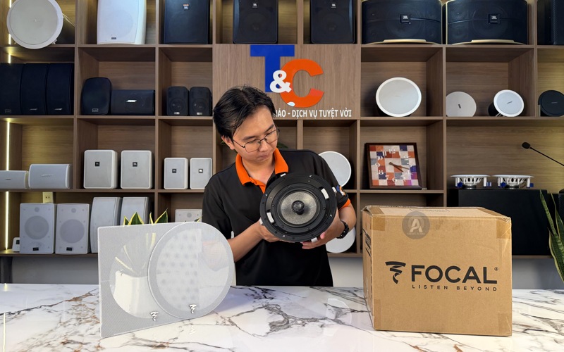 Kiểm tra cấu tạo loa âm trần Focal tại showroom