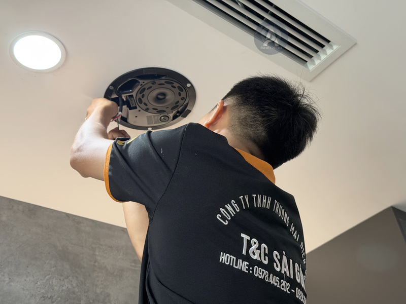 Thao tác lắp loa âm trần tại căn hộ của kỹ thuật viên