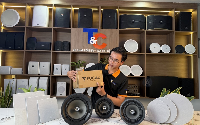 Nhân sự cùng loa âm trần Focal tại showroom