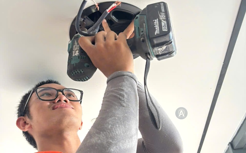 Kỹ thuật viên thi công vị trí loa âm trần