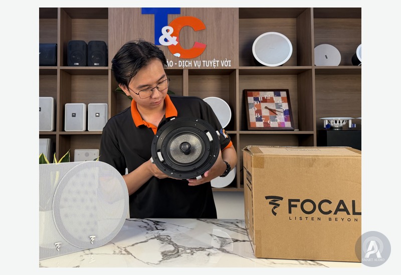 Nhân sự kiểm tra loa Focal thực tế tại showroom