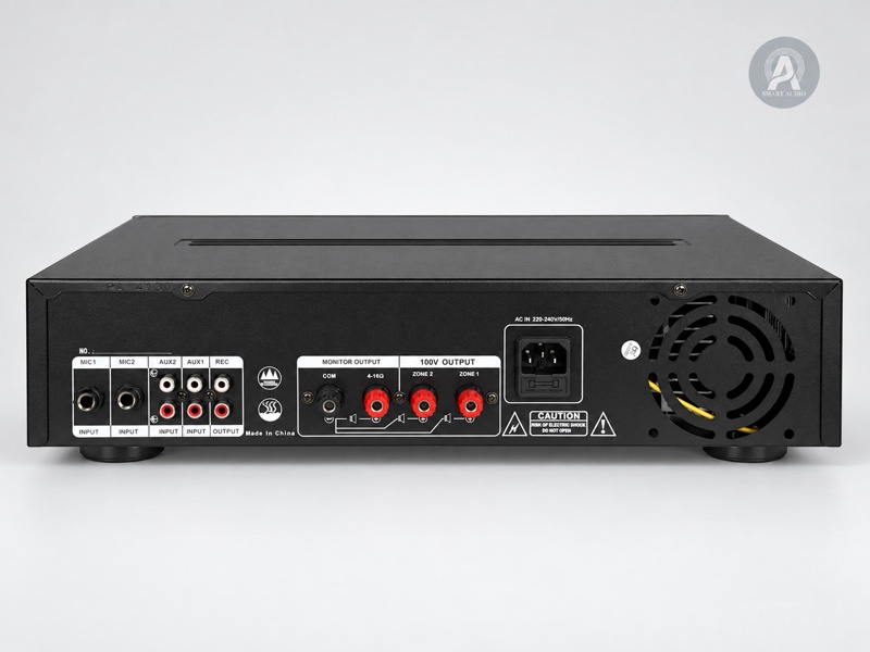 Mặt sau amply trên nền studio sạch với các nhóm cổng tín hiệu và ngõ ra loa