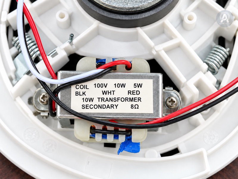 Cận cảnh biến áp loa 100V với nhãn công suất và dây dẫn