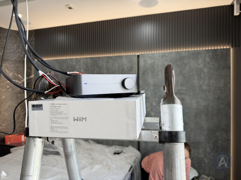Ampli và các đầu dây tại khu vực tủ thiết bị âm thanh trong nhà