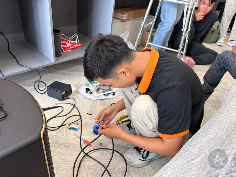 Kỹ thuật viên chuẩn bị đầu dây và đấu nối thiết bị âm thanh tại công trình