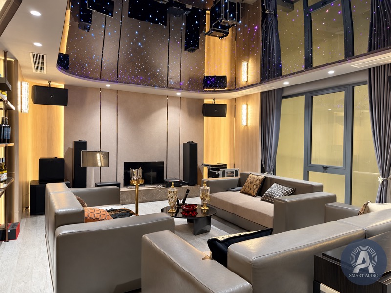 Không gian giải trí gia đình với loa, micro và thiết bị karaoke bố trí riêng