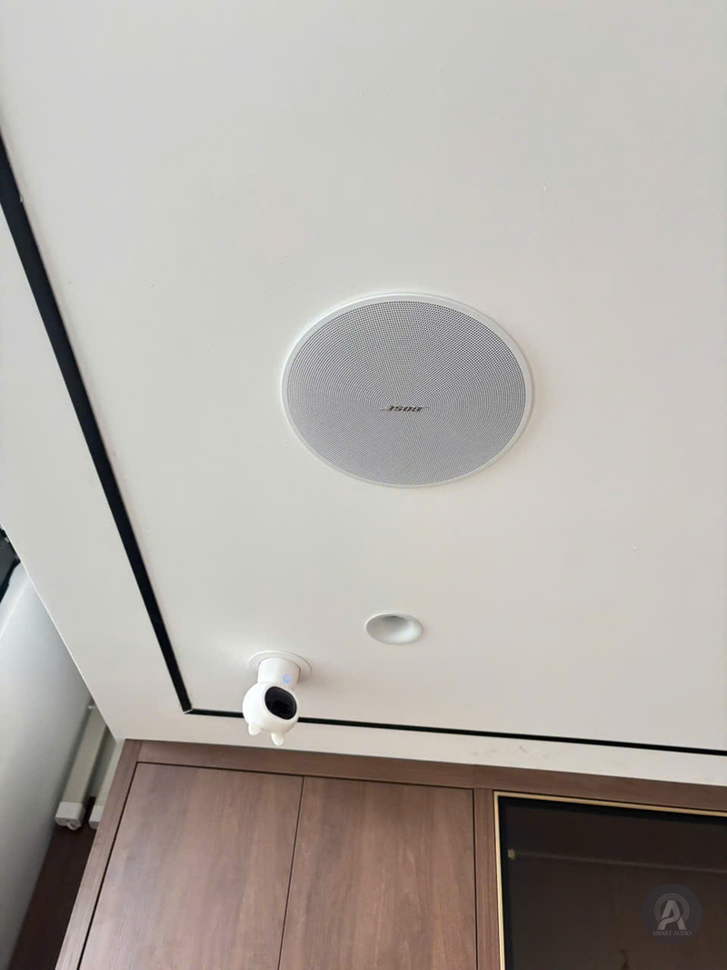 Mặt loa âm trần và một lỗ kỹ thuật trên trần nhà