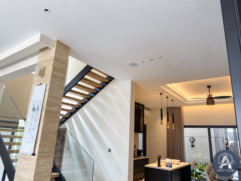 Loa âm trần bố trí gọn trong không gian sinh hoạt nhà phố